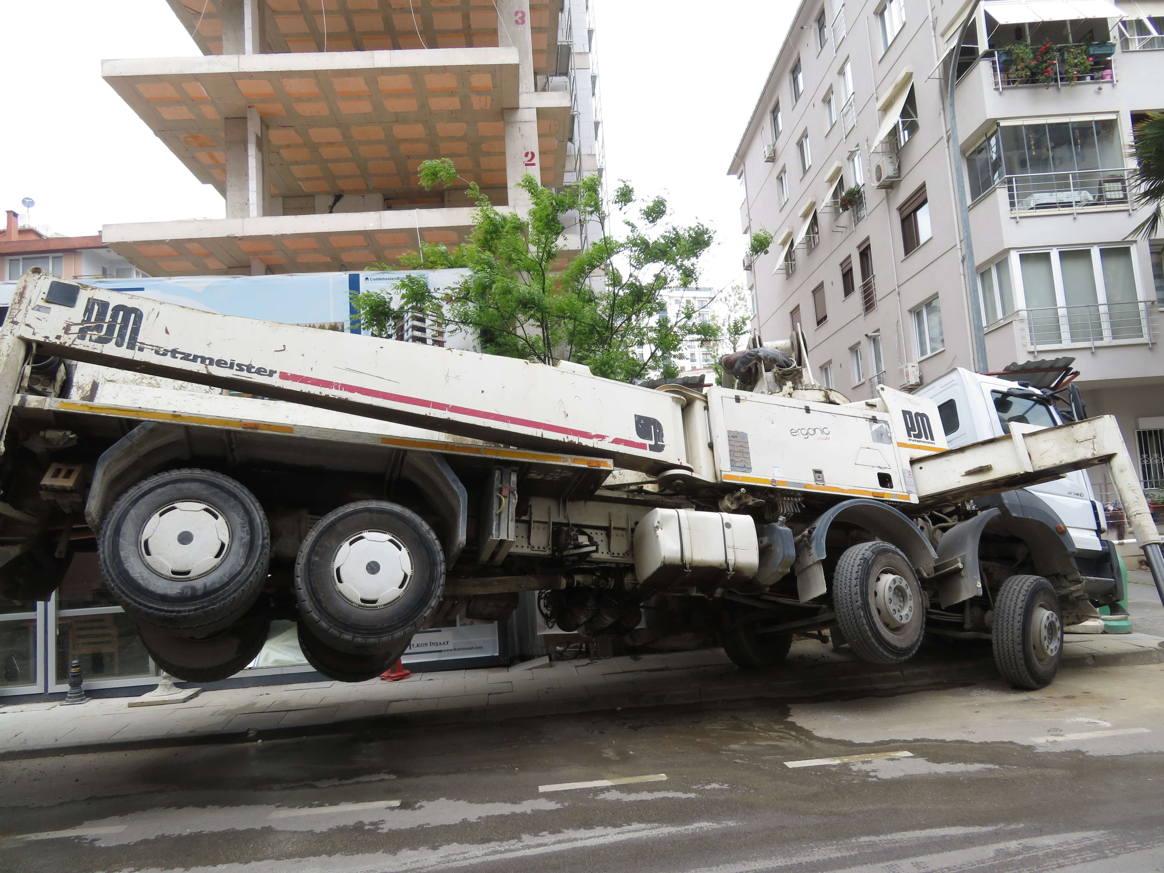 Faciadan dönüldü: Kadıköy’de yol çöktü!