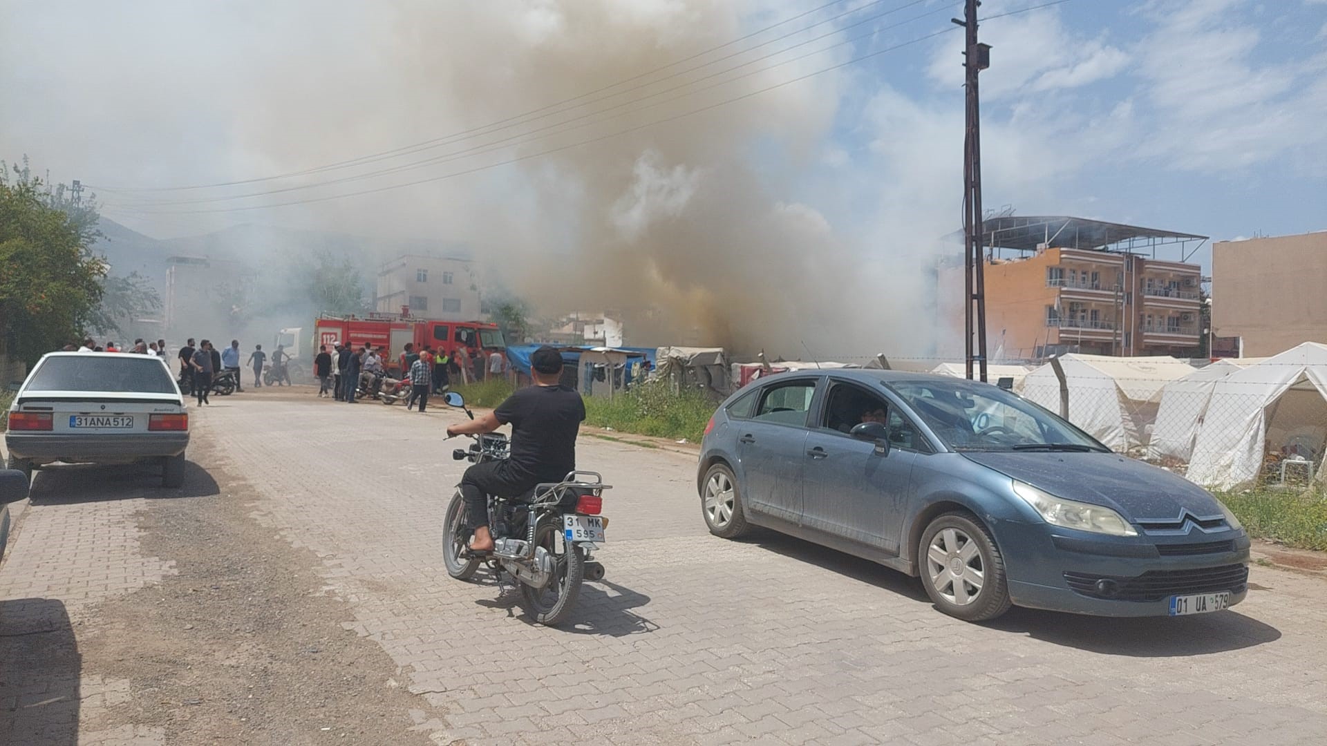 Hatay'da çadırda çıkan yangın araçlara da sıçradı