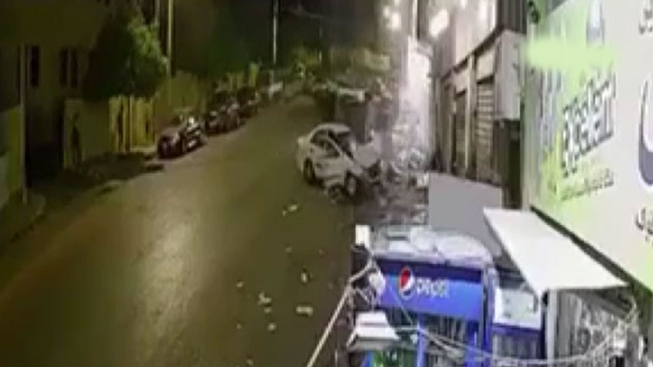 Minibüs park halindeki araca çarparak yayları ezdi: 2 ölü, 6 yaralı