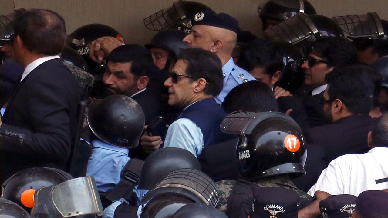 Eski Pakistan Başbakanı Khan mahkeme binasından ayrıldı