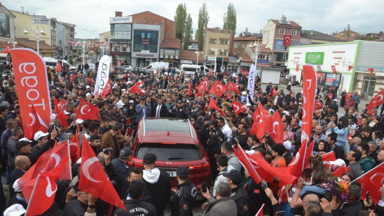 Yağmurun altında saatlerce TOGG’u beklediler