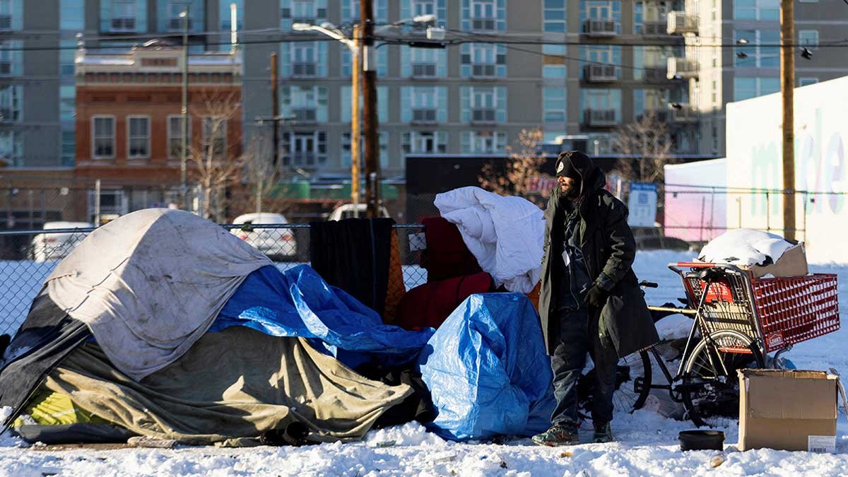 New York'taki düzensiz göçmenlerin devlet okulu spor salonlarına yerleştirileceği iddiası