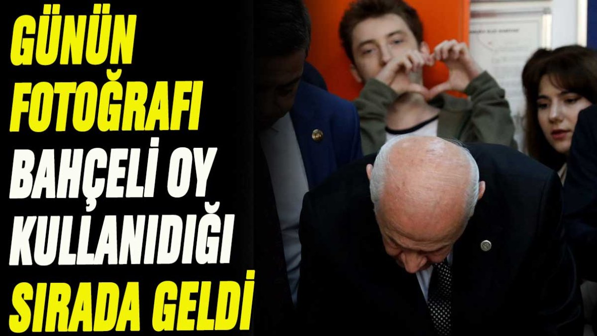 Günün fotoğrafı Bahçeli oy kullandığı sırada geldi!