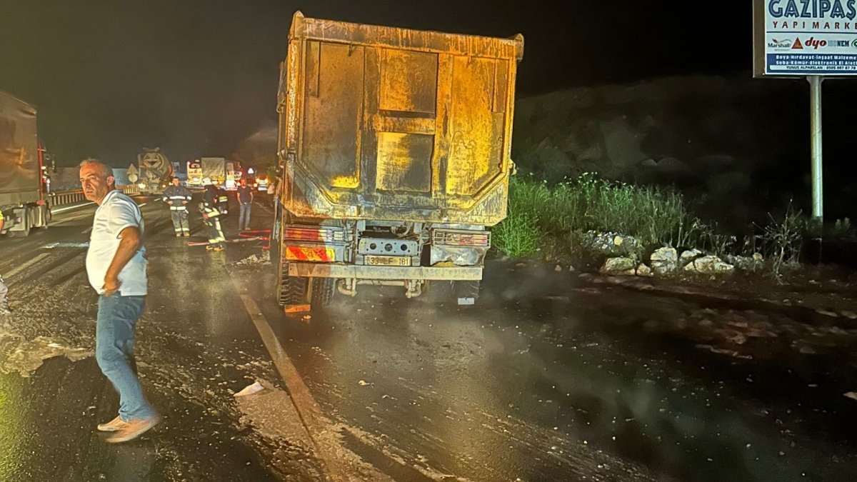 Lastiği patlayan hafriyat kamyonu alev aldı