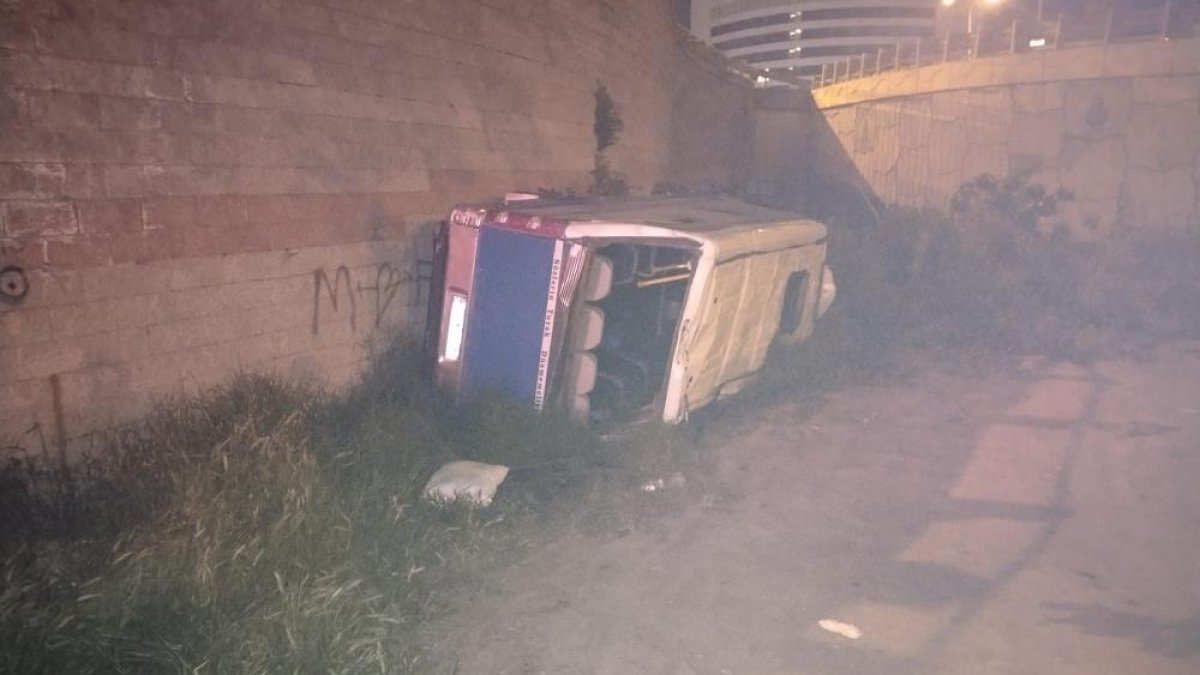 Ümraniye'de minibüs şarampole uçtu: 2 yaralı