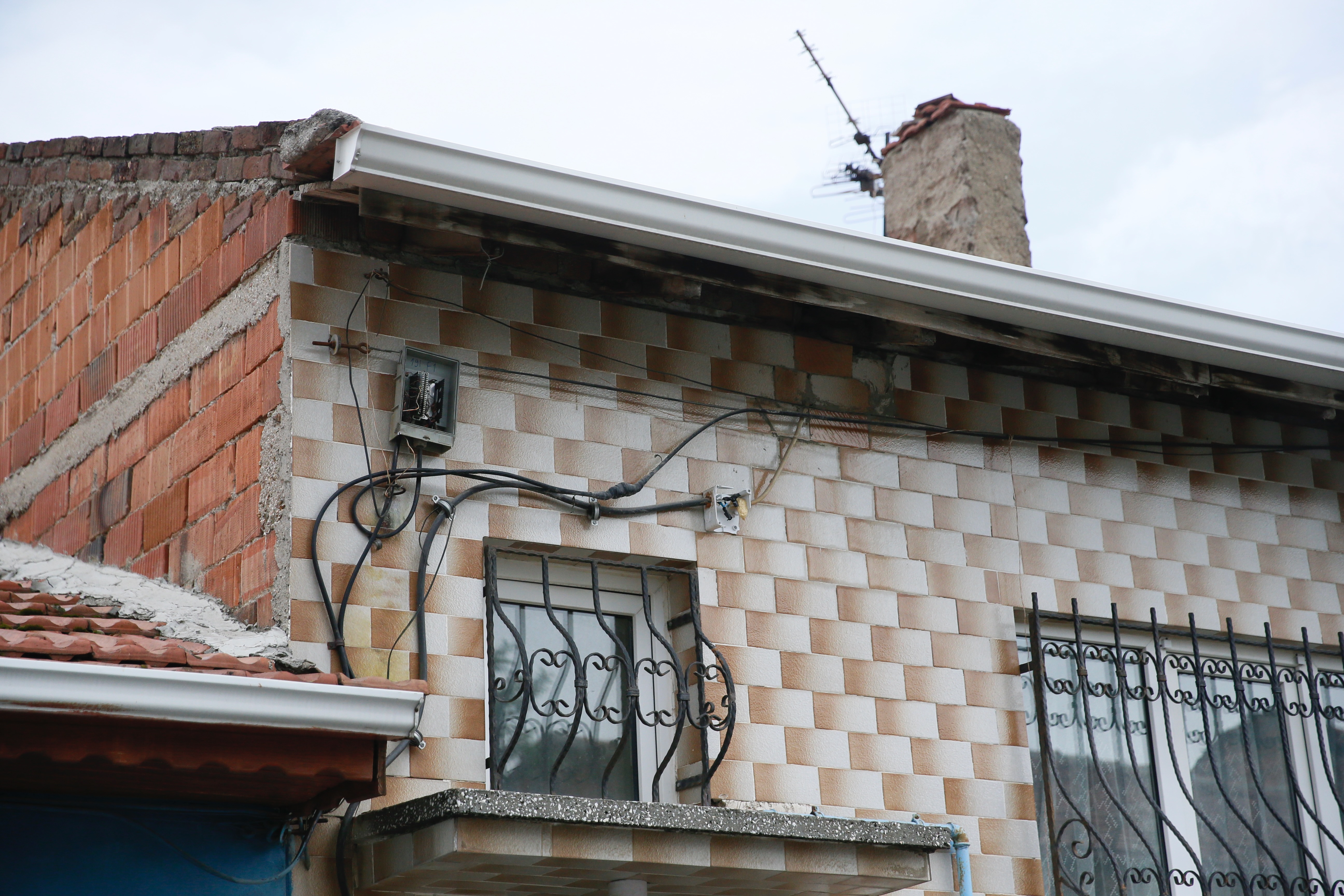 Yıldırım aydınlatma direğine düştü