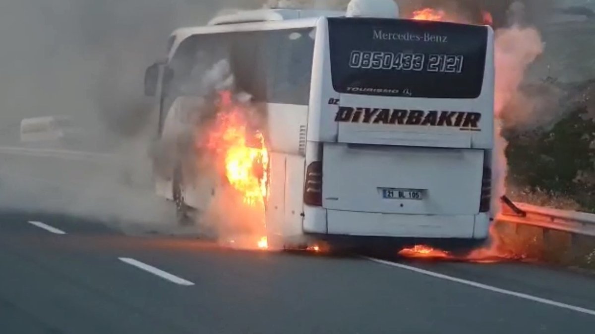 Elazığ’da yolcu otobüsü alev alev yandı