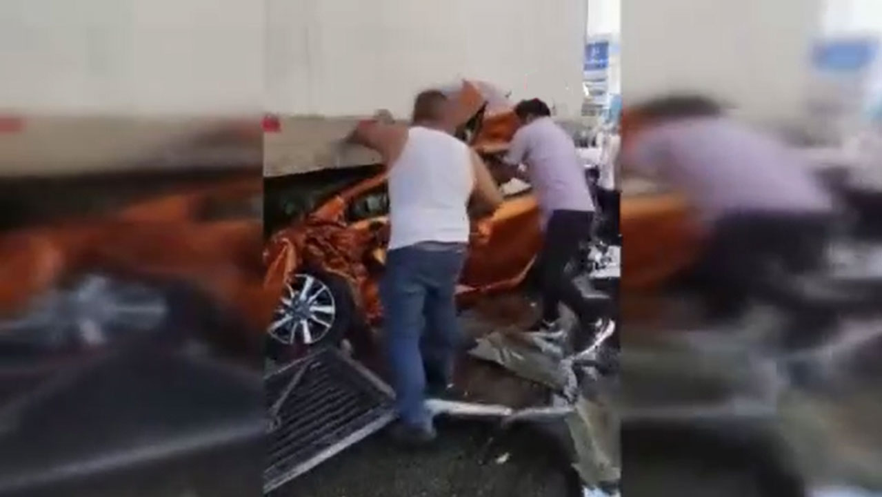 Tırın altında ezilen otomobilinden burnu bile kanamadan çıktı