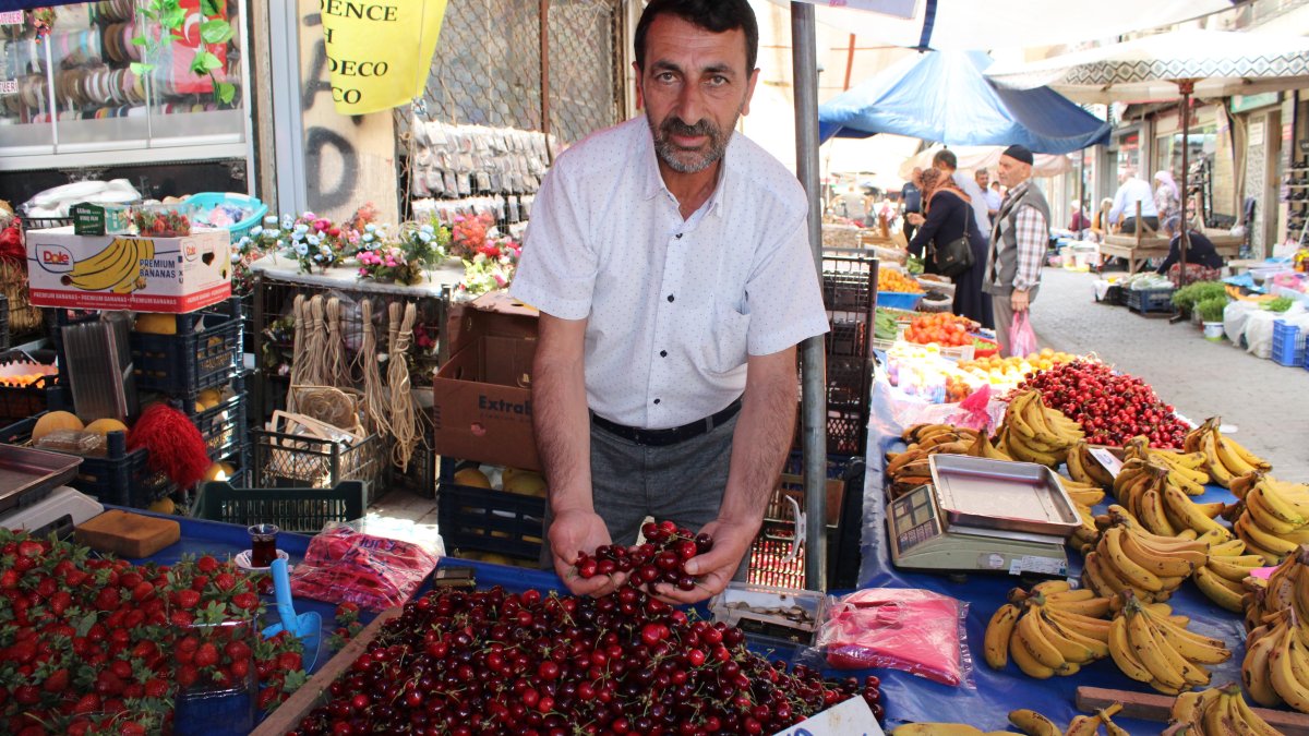 Aydın’da pazar tezgahları kırmızıya boyandı