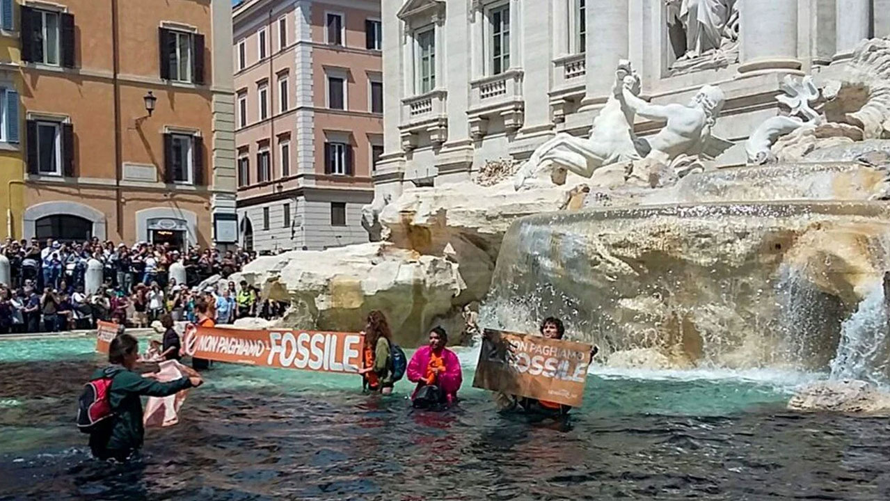 İklim aktivistlerinden Roma'daki ünlü Trevi Çeşmesi'nde boyalı protesto eylemi