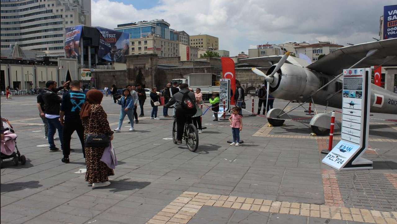 Kayseri Tayyare Fabrikası’nda üretilen ilk P-24A uçağına vatandaşlardan yoğun ilgi