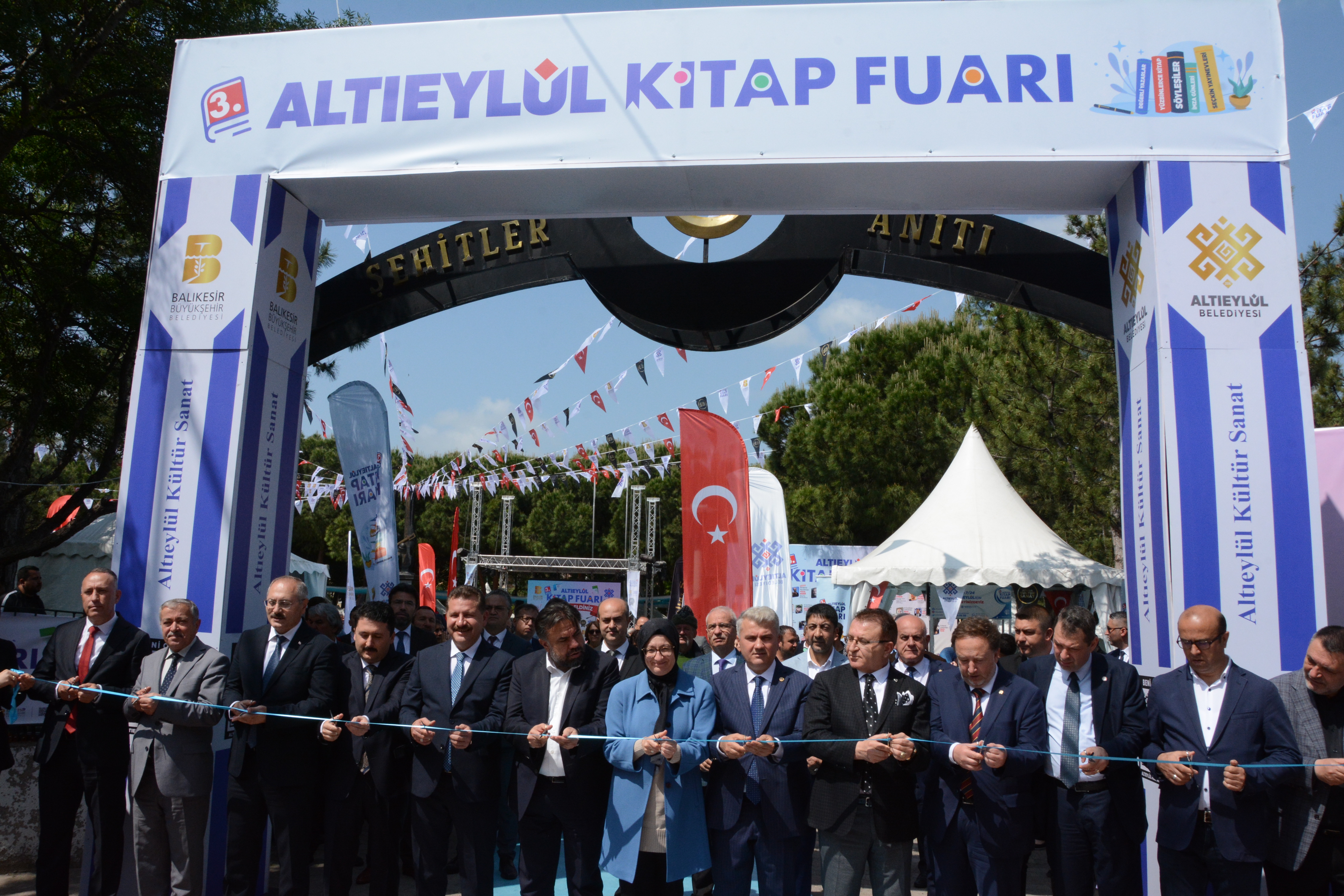 Balıkesir'de 3. Altıeylül Kitap Fuarı açıldı