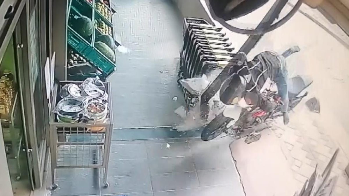 Motosiklet markete daldı: Müşteri son anda kurtuldu