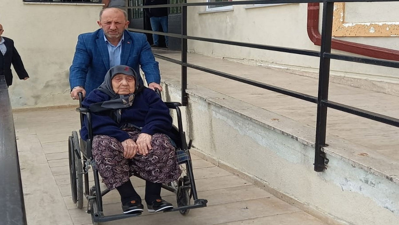 Tekirdağ'da 107 yaşındaki "asırlık çınar" sandık başına gitti