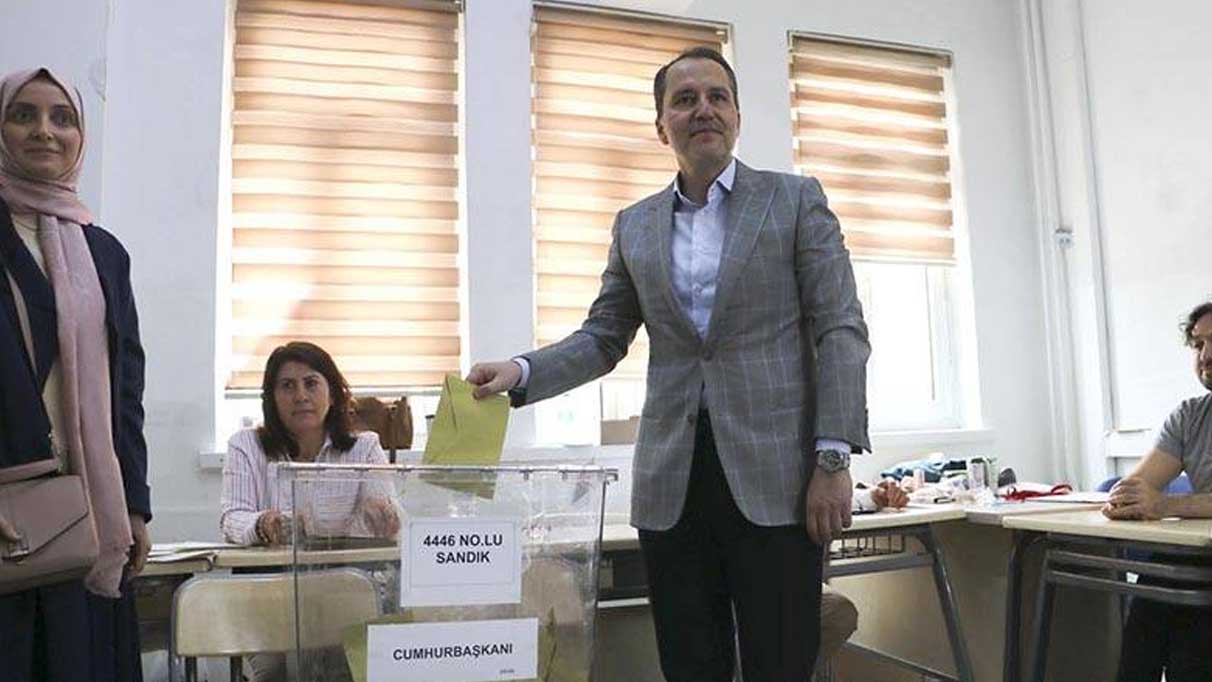 Yeniden Refah Partisi Genel Başkanı Erbakan oyunu kullandı