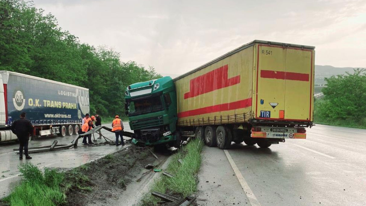 Samsun'da tır bariyere çarpıp su kanalına girdi