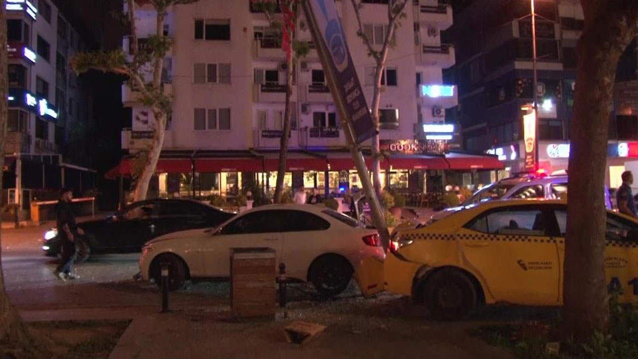 Bağdat Caddesi'nde taksi ile otomobil çarpıştı: 2 hafif yaralı