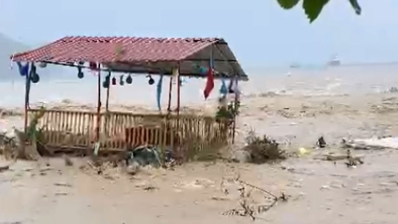 Antalya’da sağanak yağış hayatı felç etti! Sel suları önüne aldığı her şeyi sürükledi