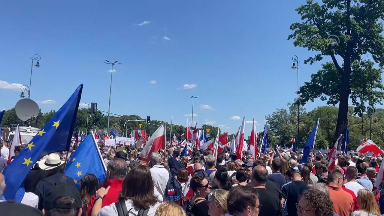 Polonya'da halk, "son yılların en büyük siyasi protestosu" için bir araya geldi