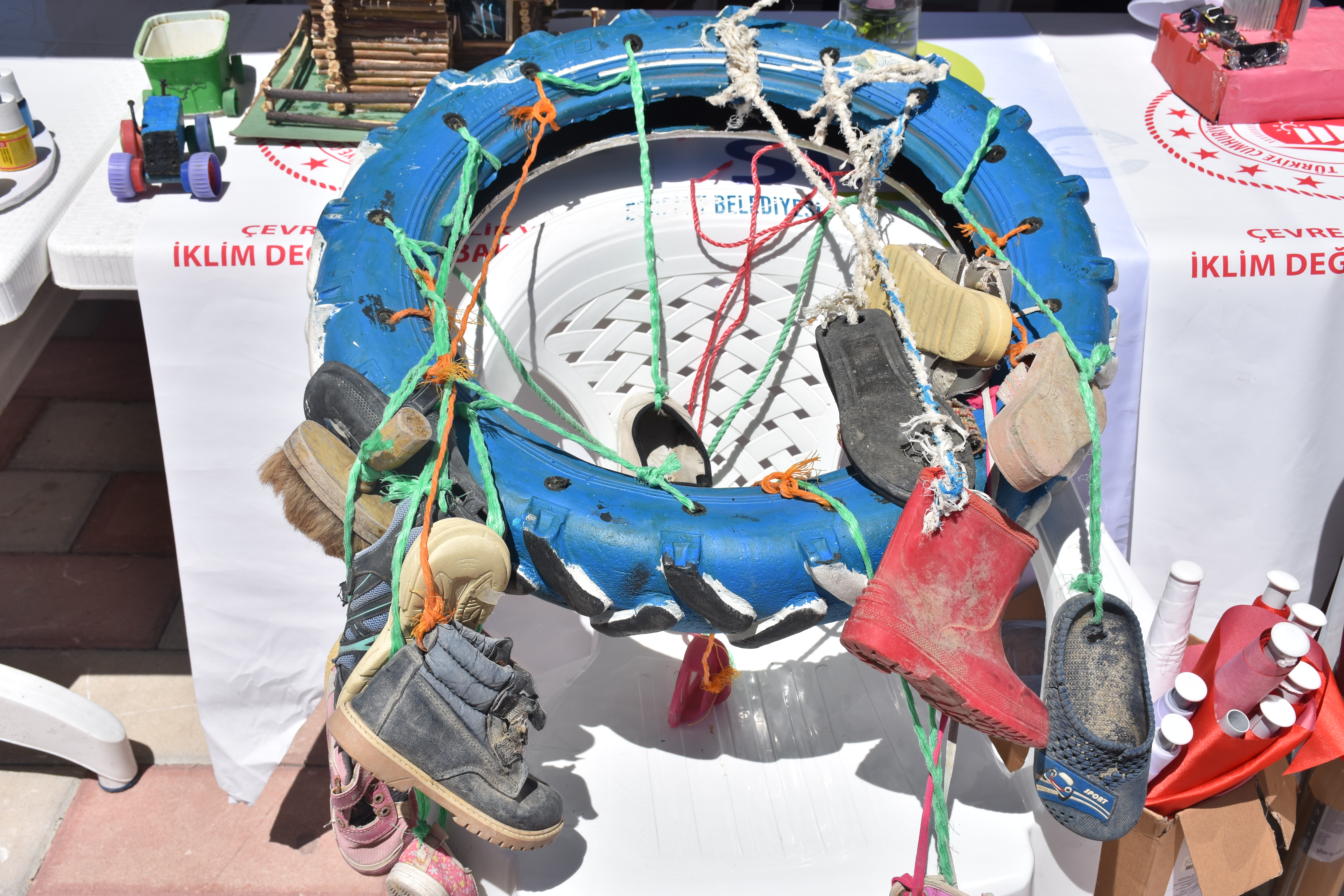 Depremzedeler anısına Van Gölü'ne saygı çelengi bırakıldı