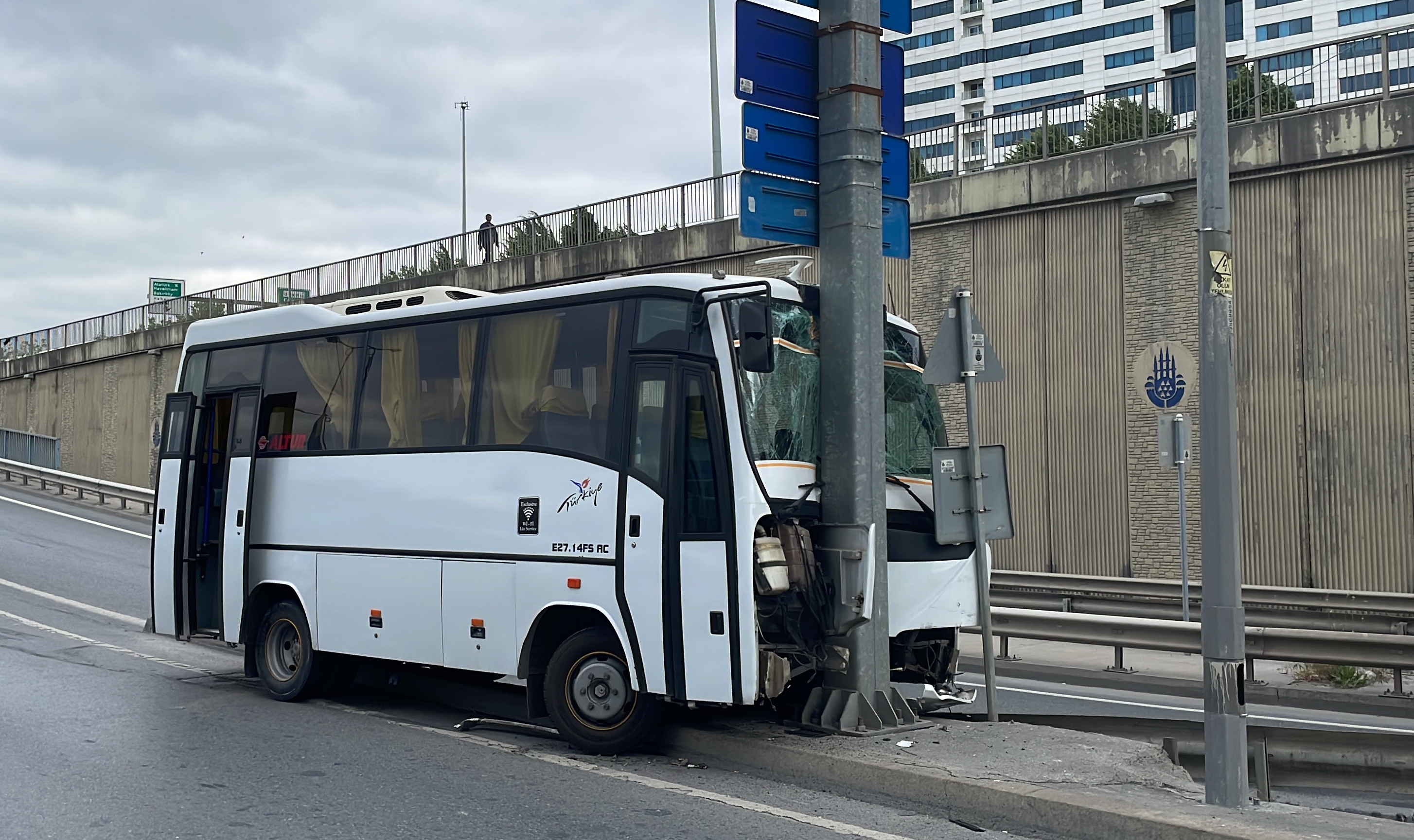 İşçi servisi direğe çarptı: Çok sayıda yaralı var!