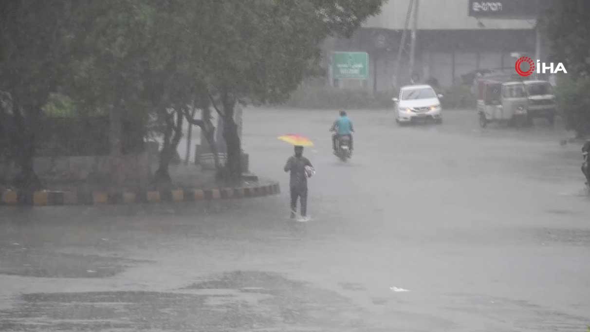 Pakistan’ı fırtına vurdu: 19 ölü