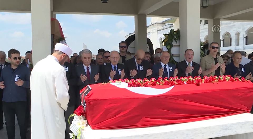 Kılıçdaroğlu, ünlü sanatçının cenazesine katıldı