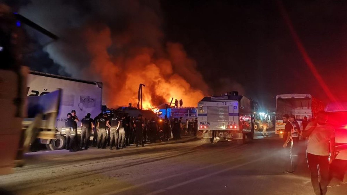 Mersin'de plastik fabrikasında korkutan yangın