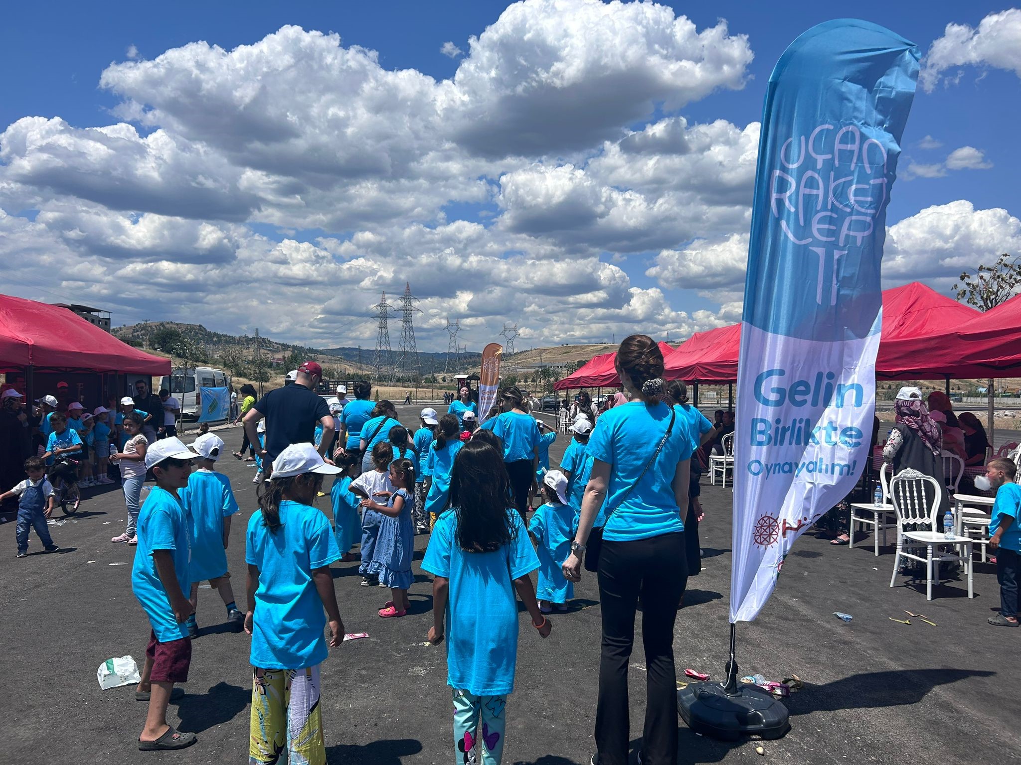 Uçan Raketler konteyner kentteki çocuklarla buluştu