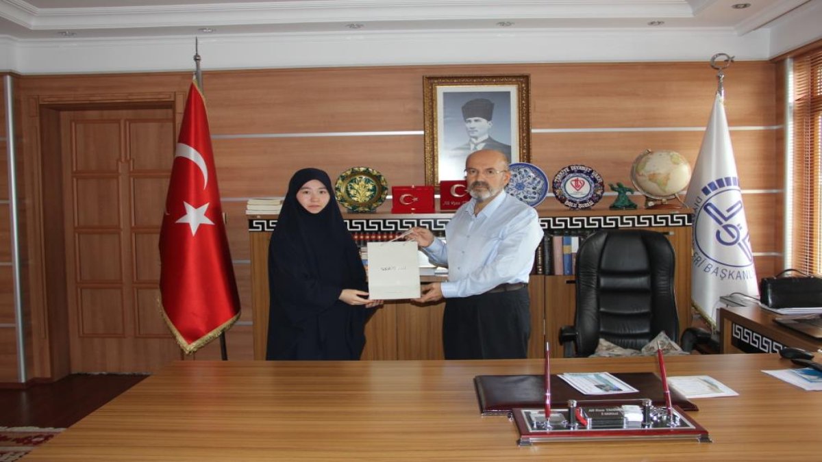 18 saatte Kur'an-ı ezbere hatmetti