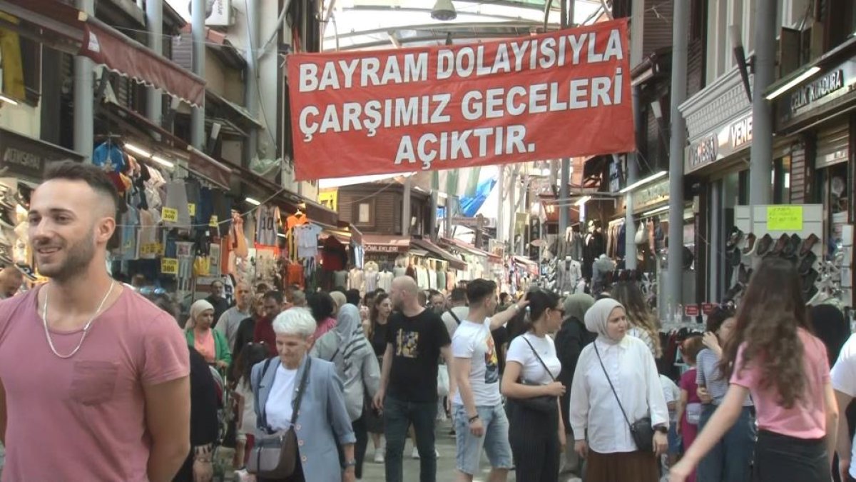 Bursa Kapalı Çarşı'da bayram yoğunluğu