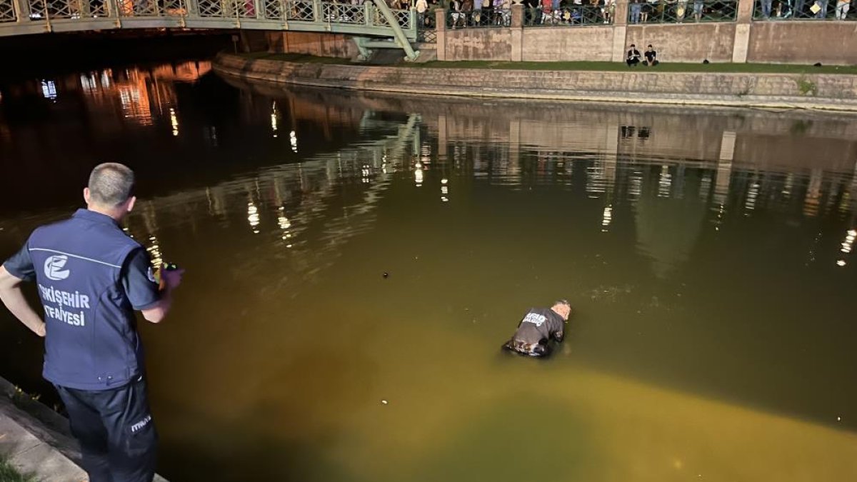 Porsuk Çayı'na giren gençten acı haber