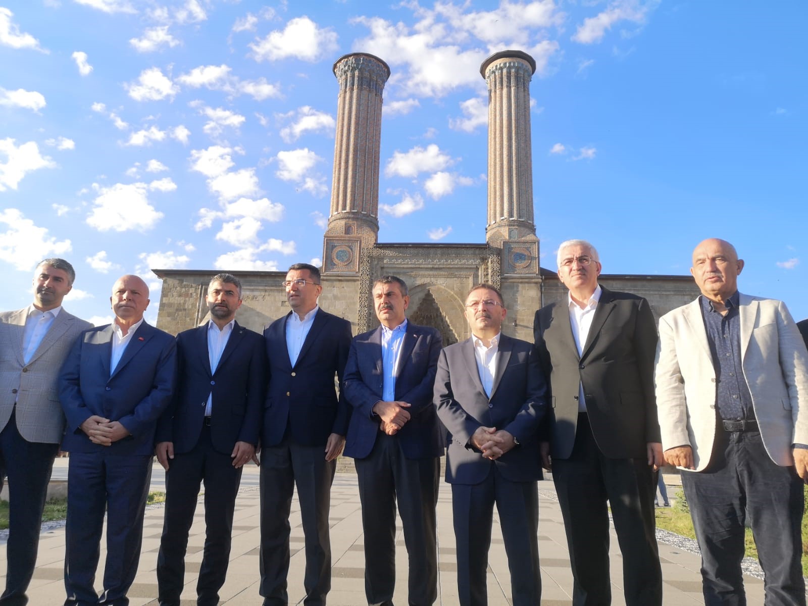 Milli Eğitim Bakanı Tekin, bayram namazını Ulu Camii'nde kıldı