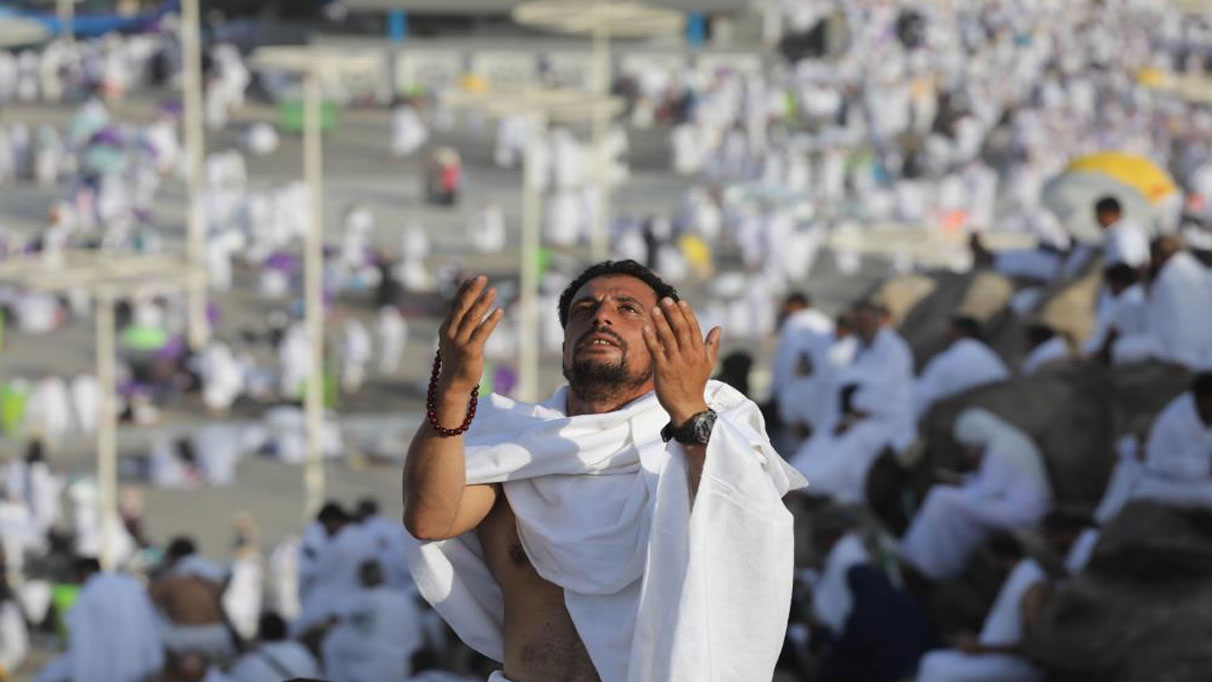 Hacılar Mina’da şeytan taşladı