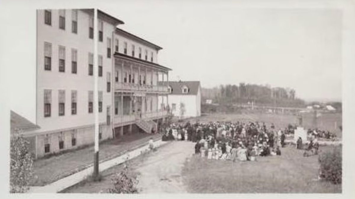 Kanada'da bir kilisenin bahçesinde 88 kayıtsız mezar bulundu