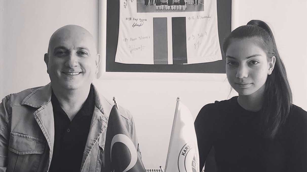 Bayram ziyaretine giderken kazada ölen voleybolcu, toprağa verildi