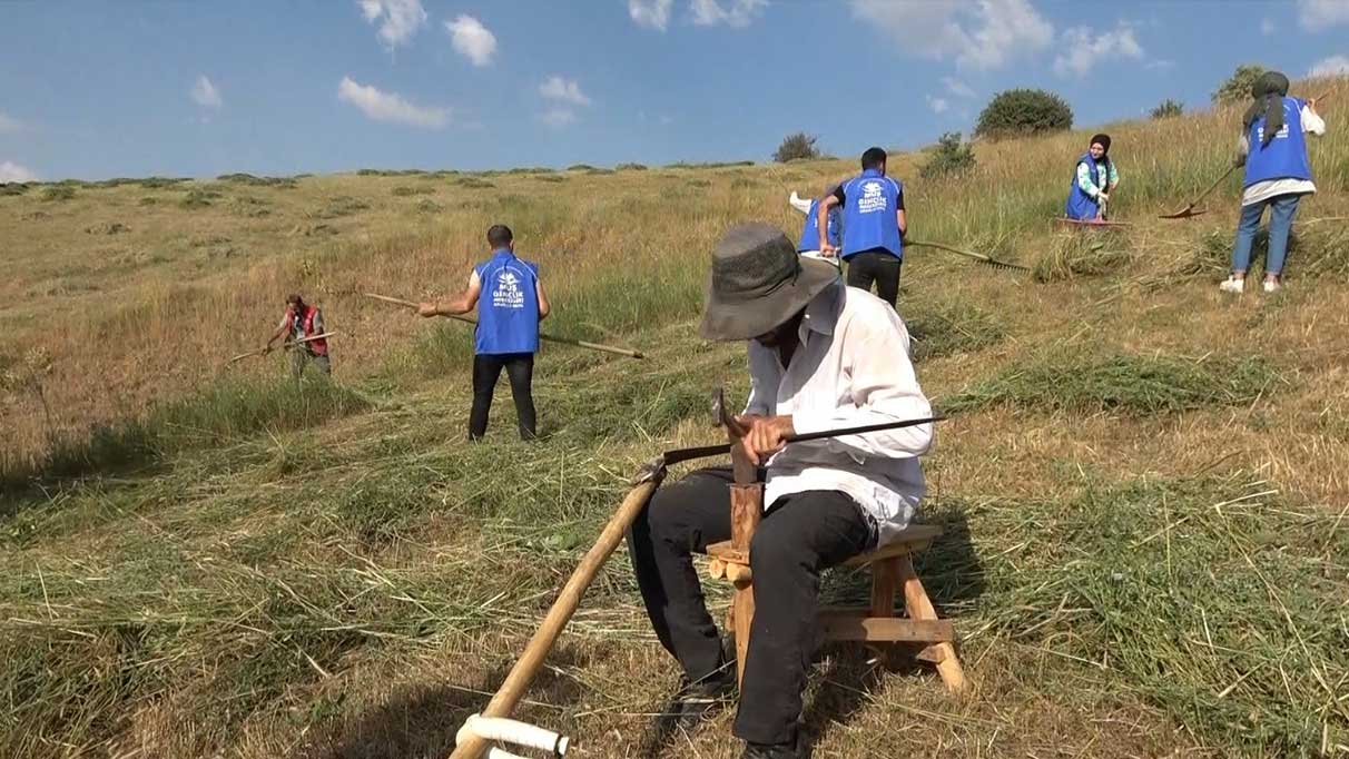 Muşlu gençler, hastası olan yaşlı adama yardım ettiler