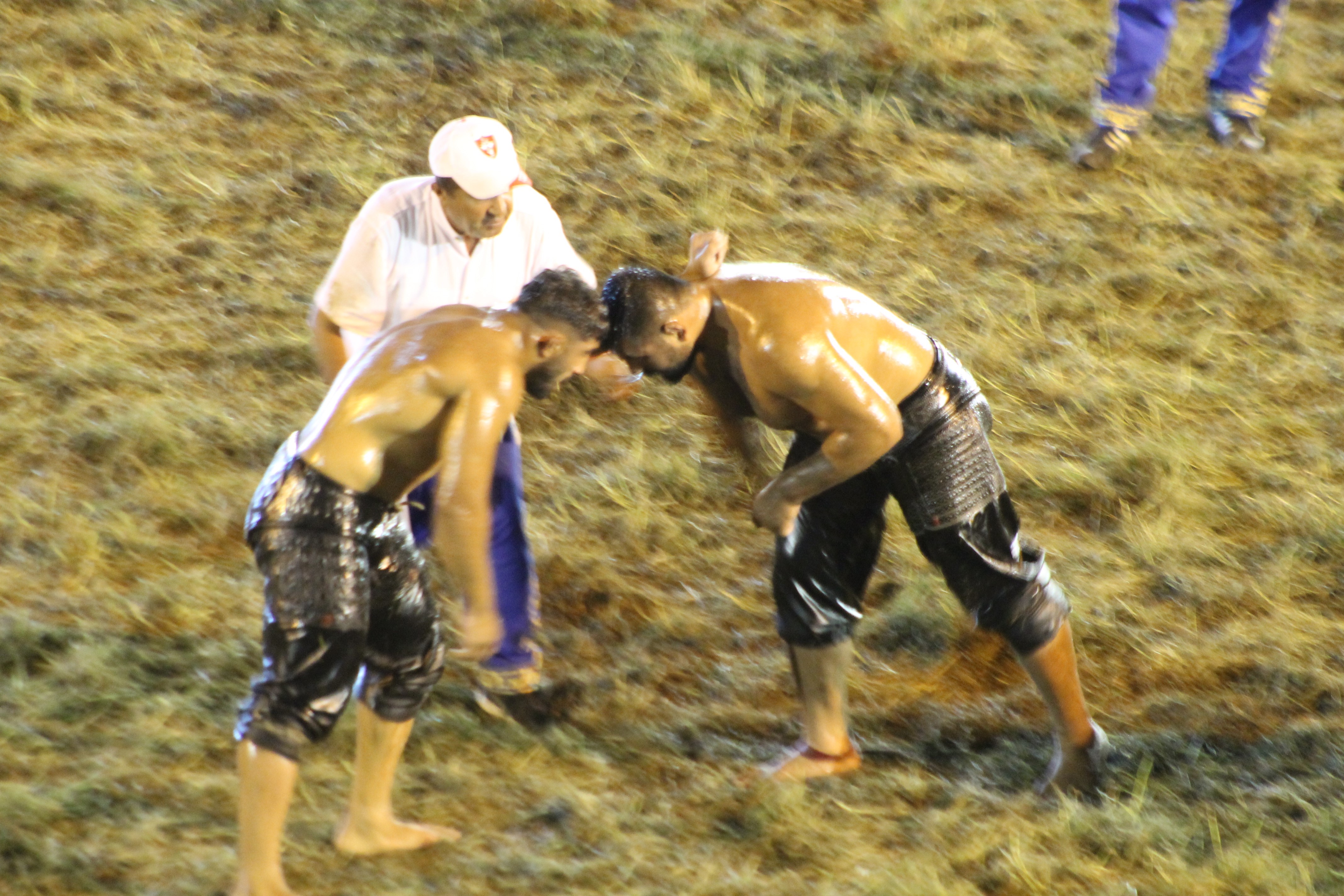 Kırkpınar'da 2 buçuk saat süren nefes kesen güreş