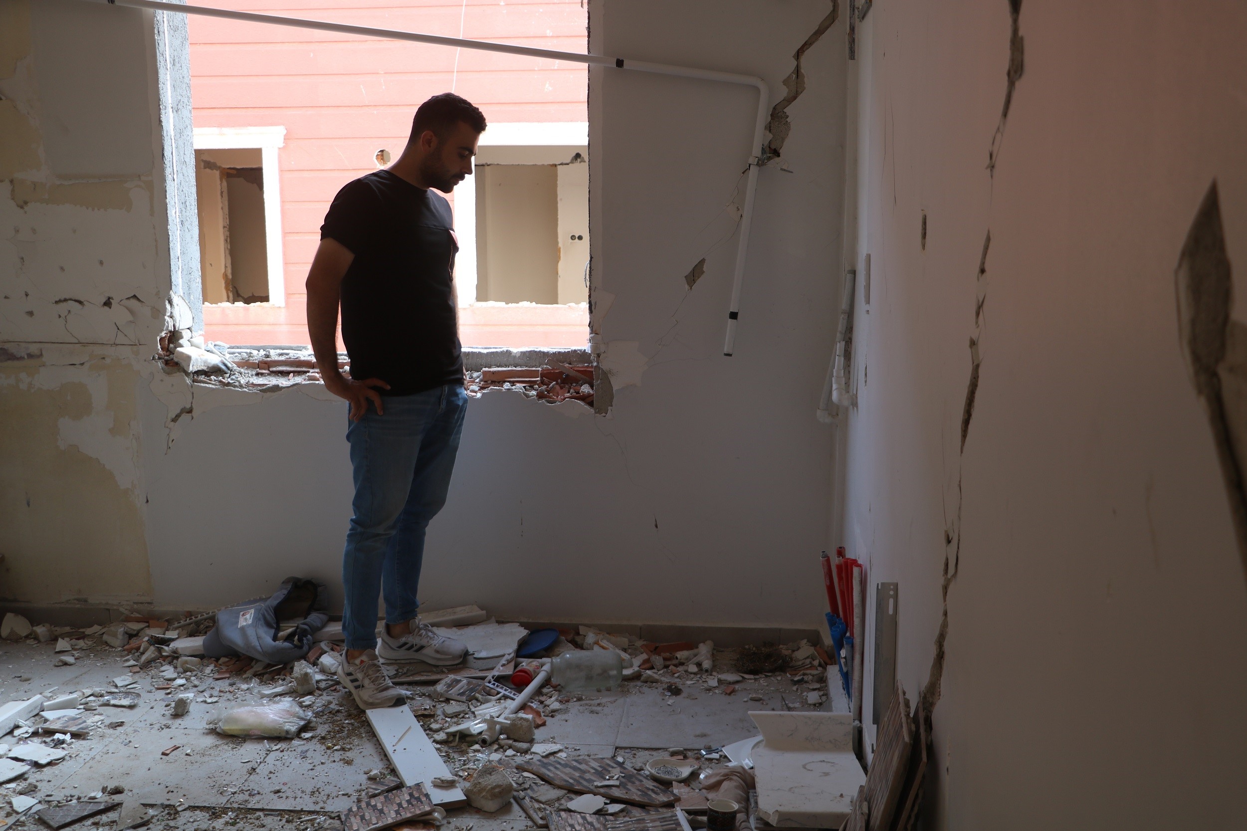 Enkaz içerisinde yürekleri ısıtan kuş yuvası