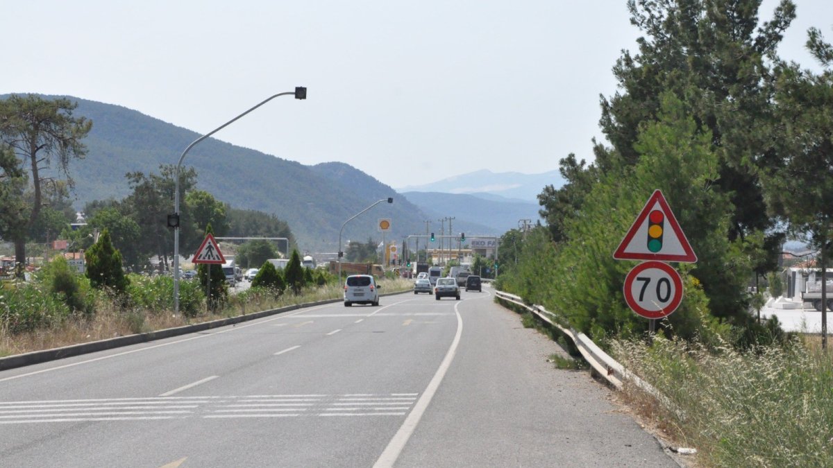 Muğla-Aydın Karayolu Salihpaşalar Kavşağı'na sinyalizasyon takıldı