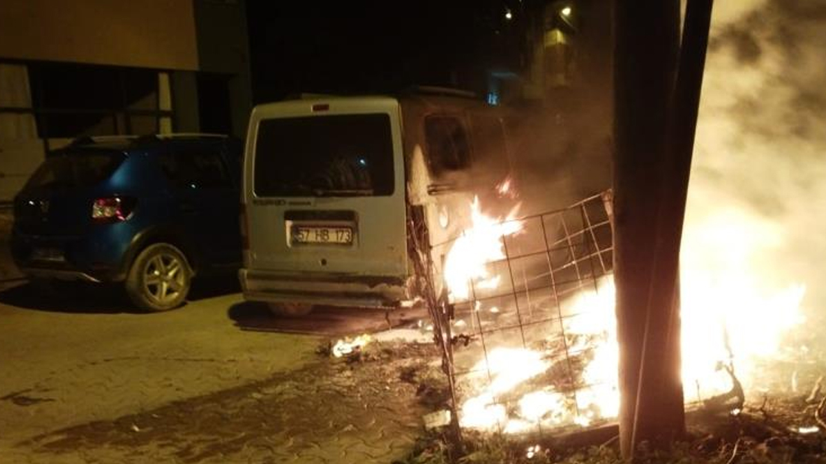 Türkeli'de araba birdenbire tutuştu