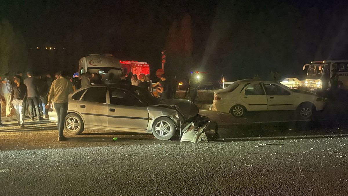 Sivas'ta iki otomobil kavşakta çarpıştı!