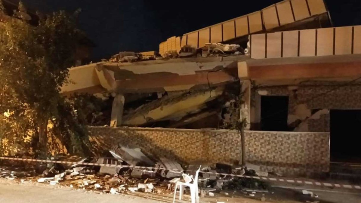 Hatay'da 6 Şubat'taki depremlerde ağır hasar alan bina çöktü