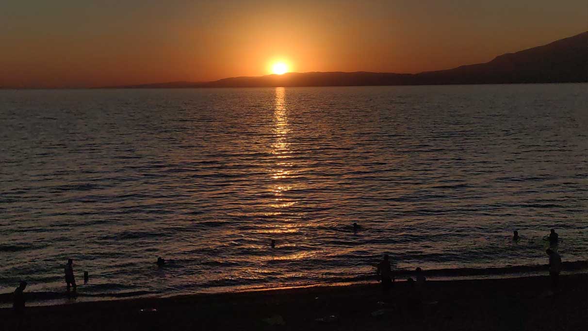 Van Gölü’nde gün batımına karşı yüzme keyfi
