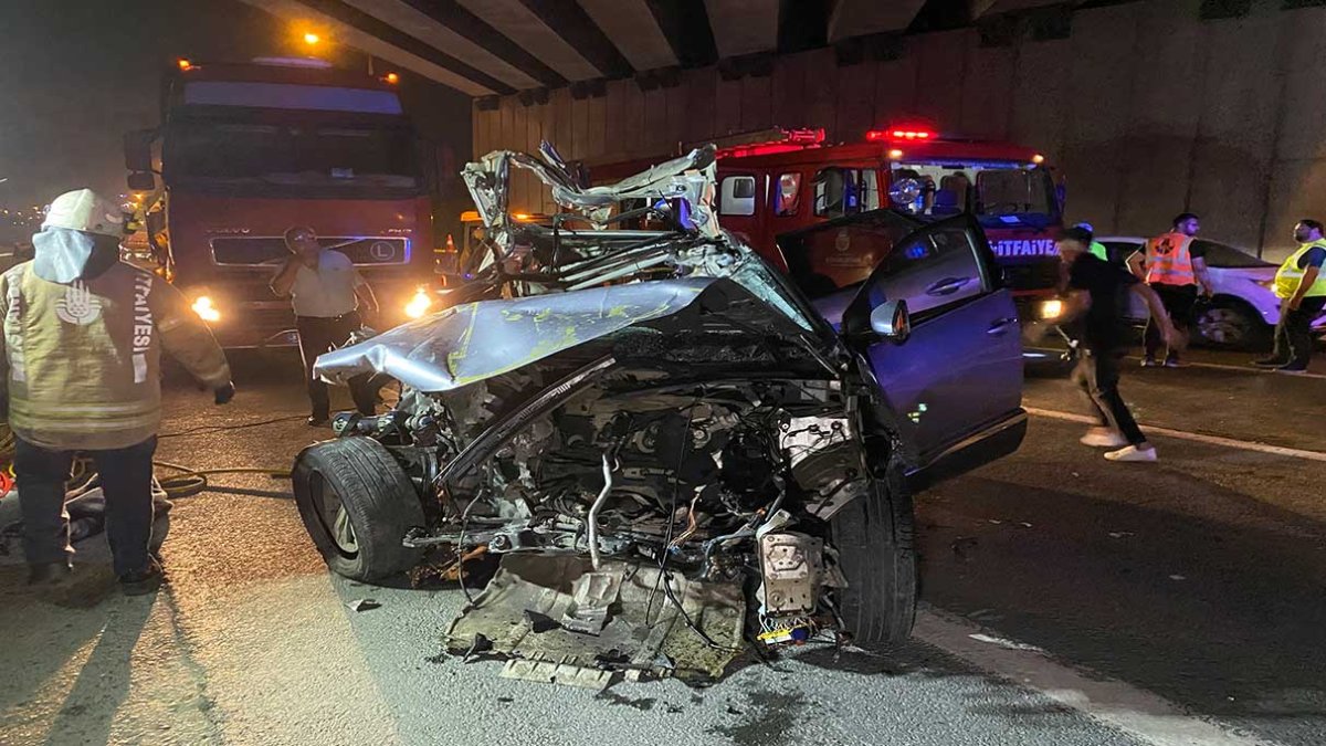 Kağıthane'de  makas atan sürücü kamyona çarptı: 2 yaralı