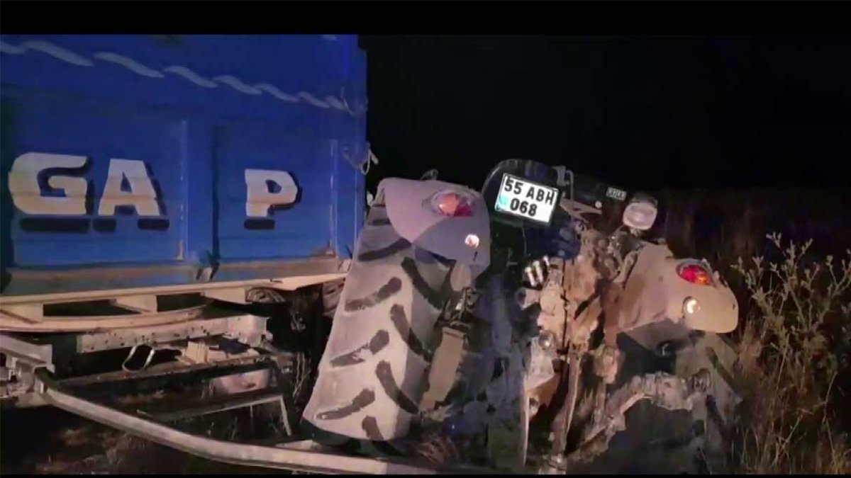 Otomobil saman yüklü traktöre çarptı: 5 yaralı