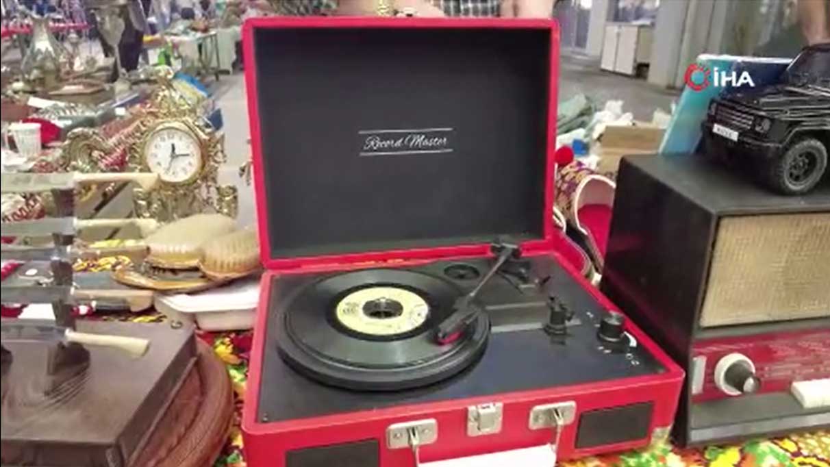 Aliağa'daki antika pazarı vatandaşları geçmişe götürüyor