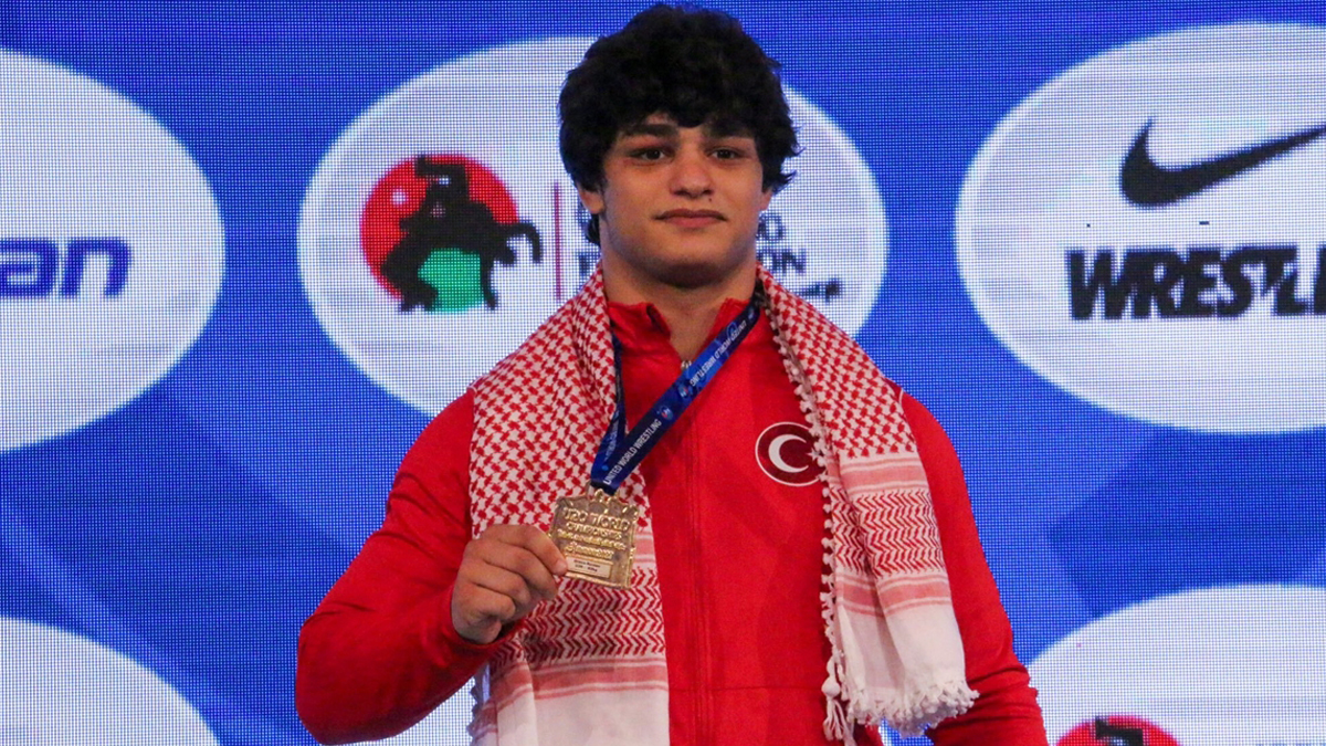 Milli güreşçi Alperen Berber dünya şampiyonu oldu
