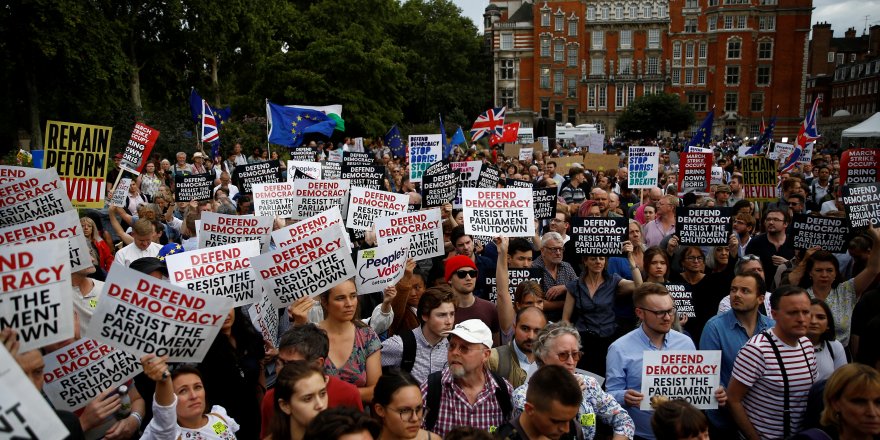 İngiltere'de protesto: "Darbeyi durdurun"