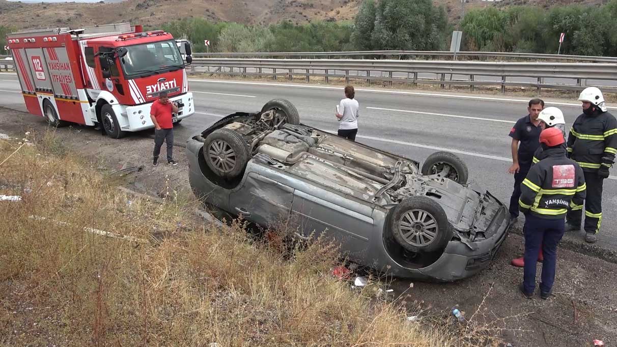 Yağmur sebebiyle kayganlaşan yolda otomobil takla attı!